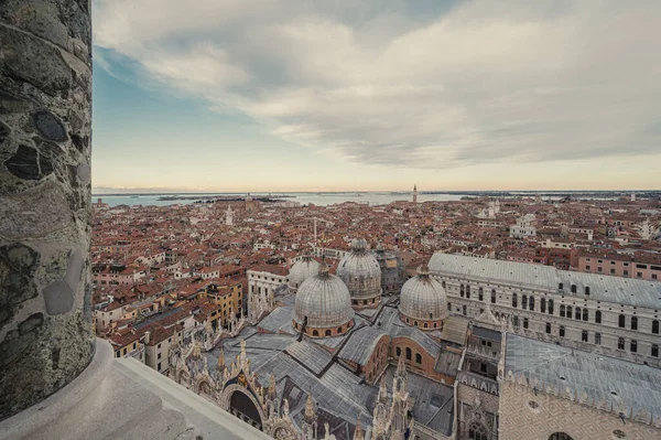 Paisaje Urbano Aéreo Venecia Rodeado Edificios Marrones —  Fotos de Stock