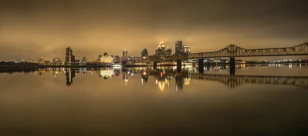 Panoramabild Över Louisville Kentucky Skyline Vid Gyllene Timmen — Stockfoto