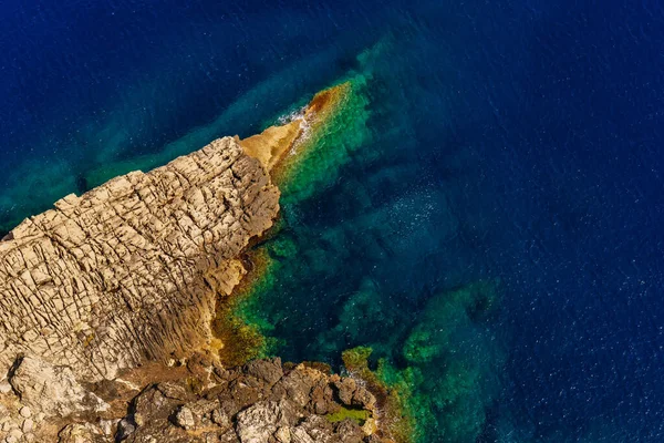 Eine Luftaufnahme Der Felsigen Küste Klippe Mit Blick Auf Das — Stockfoto