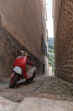 İspanya, Mallorca 'da eski bir kırmızı motosiklet.