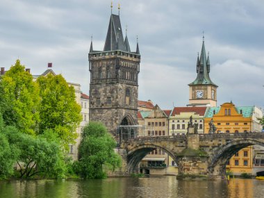 Çek Cumhuriyeti Prag 'daki bulutlu gökyüzü arka planında güzel bir mimari manzarası