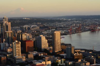 Washington, ABD 'de günbatımında arka planda Rainier Dağı' nın olduğu Seattle 'ın hava görüntüsü.
