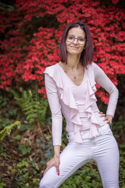 Macaristan, Zalaegerszeg 'de güzel Azalea çiçeklerinin yakınında poz veren bir kızın yakın çekimi.