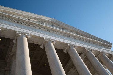 Washington, D.C., Maryland, ABD 'deki Jefferson Memorial' ın alçak açılı görüntüsü.