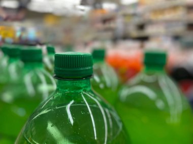 Grovetown, Ga USA - 05 03 22: Perakende mağazası Mtn Dew vitrininde en fazla 2 litre yeşil içki içiyor