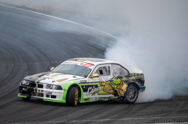 Navarra pistinde sürüklenen Bmw E36