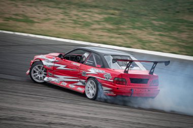 Navarra pistinde kırmızı Bmw E36 akıntısı