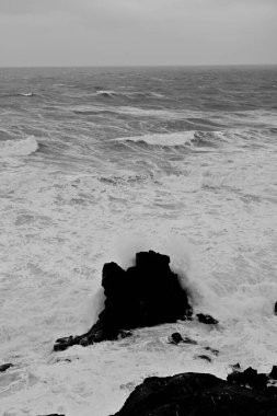 Dalgalar kayalara çarpıyor.