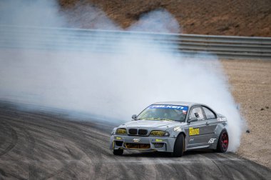 E46 yarış pistinde sürükleniyor