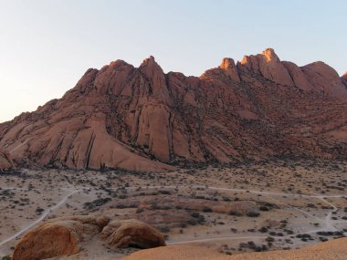 Namibya 'daki Spitzkoppe Tepesi' nin açık gökyüzünün altında güzel bir manzarası