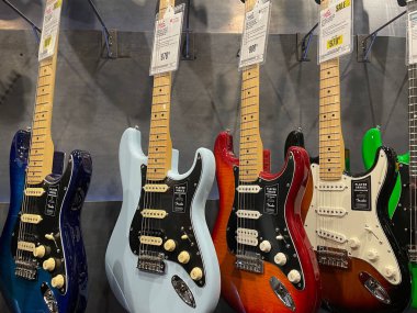 Augusta, Ga USA - 04 18 22: Gitar Merkezi perakende mağazası Fender Strat gitarları
