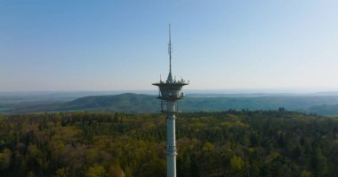 Televizyon ve Radyo Kulesi ormanda sık ağaçlarla çevrilidir.