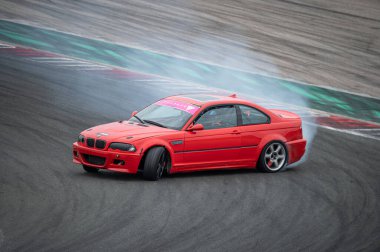 E46 yarış pistinde sürükleniyor