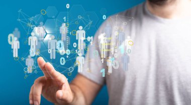 Profil simgelerinden ve ikili kodlardan oluşan bir ağın yüzen bir görüntüleyicisine tıklayan bir işadamı