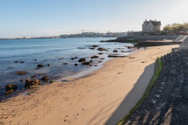 Estoril, Cascais, Portekiz 'deki Praia das Moitas plajının güzel bir manzarası.