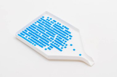 Beyaz arkaplanda elmas boyası için mavi parçalı bir tepsi.