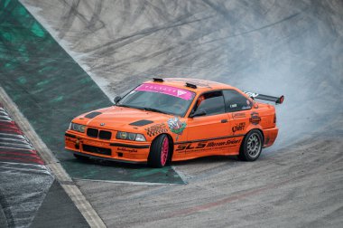 Navarra pistinde turuncu Bmw E36 drift