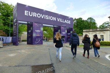 Eurovision Şarkı Yarışması logosu Torino 'daki gösterinin yeni sürümünün yapılacağı yerin önünde.
