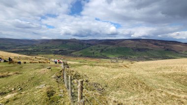İngiltere 'de bir köydeki yemyeşil Umut Vadisi' nin güzel manzarası