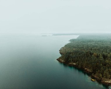 Sisli havalarda kıyı şeridinin hava manzarası..
