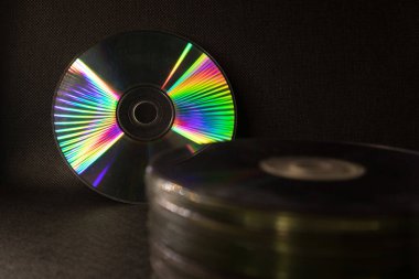 Compact Disk (CD) veya Dijital çok yönlü disk (DVD) içerisindeki ışığın yansıması. Tüm renkler bir gökkuşağı gibi disk yüzeyine dağılmış.