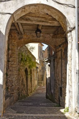 Lenola 'da eski bir taş kemerin dikey görüntüsü. Latina ili, Lazio, İtalya.