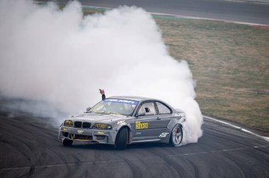 E46 yarış pistinde sürükleniyor