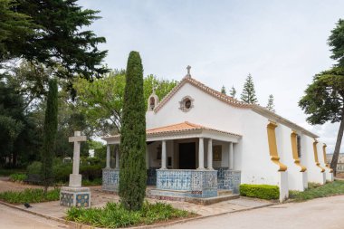 Mareşal Carmona Parkı 'ndaki St. Sebastiao Kilisesi' nin ön ve yan avlusunun güzel bir manzarası.