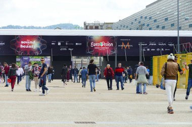 Eurovision Şarkı Yarışması logosu Torino 'daki gösterinin yeni sürümünün yapılacağı yerin önünde.