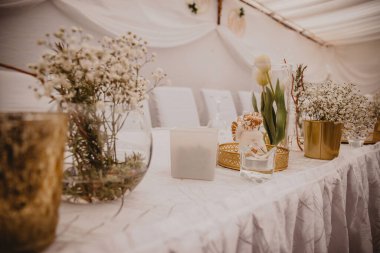 Süslü bir düğün masasının yakın çekimi..