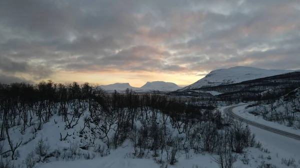 Ένα Όμορφο Ηλιοβασίλεμα Πάνω Από Χιονισμένο Δάσος Και Βουνά Μια — Φωτογραφία Αρχείου