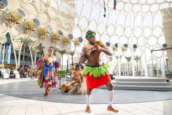 Papua Yeni Gine Adası Expo2020 'deki ilk ulus dansçıları geleneksel kıyafetleri ve parlak renkleri ile dans ediyorlar.