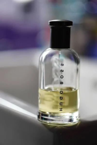 Vertical Shot Hugo Boss Perfume Bottle Men Logo Black Cap — Stockfoto