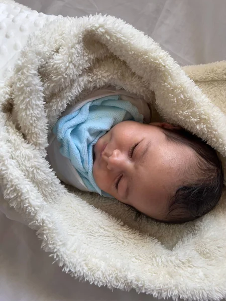 Beyaz Bir Çarşafın Üzerinde Uzanmış Tatlı Huzurlu Bebek Çeride Gündüz — Stok fotoğraf