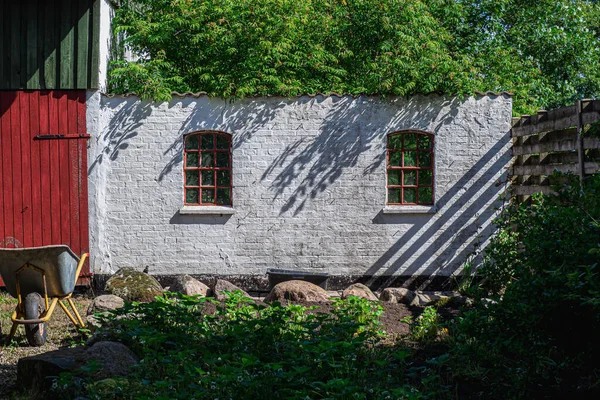 Nízký Úhel Záběru Starobylého Domu Lese — Stock fotografie