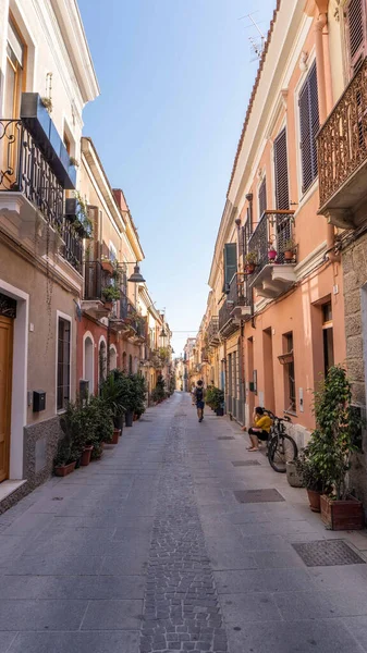 Vertikální Záběr Lidí Ulici Mezi Kamennými Budovami Cagliari Itálie — Stock fotografie