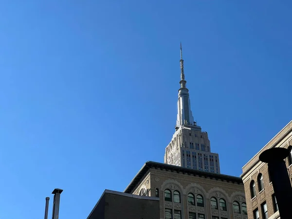 Low Angle Shot Top Empire State Building Nyc Seen Other — Stockfoto