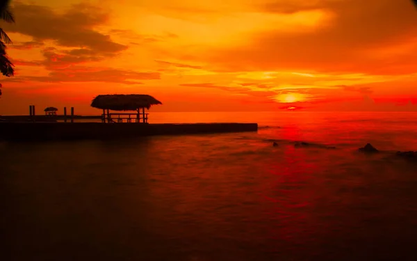 Mesmerizing Red Sunset Sea Silhouette Jetty — Fotografia de Stock