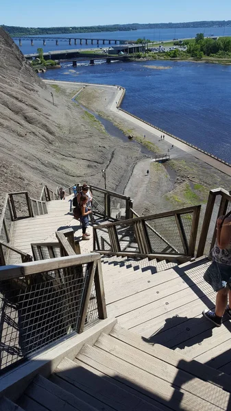 在加拿大魁北克 一张美丽的海楼梯照片 上面有一座桥 地平线上有蓝色的晴空 — 图库照片