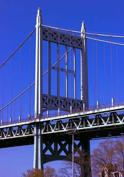 Вертикальный Снимок Моста Роберта Кеннеди Голубым Небом — стоковое фото