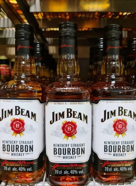 Numerous Bottles Jim Beam Brand Bourbon Whiskey Supermarket — Foto Stock