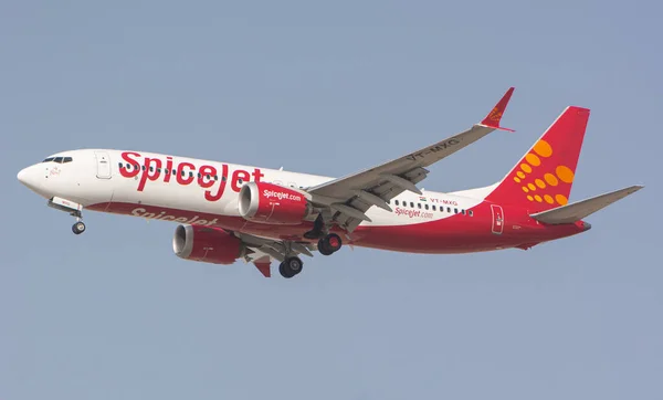 Αερογραμμή Spicejet Boeing 737 Max Που Πετάει Στον Γαλάζιο Ουρανό — Φωτογραφία Αρχείου