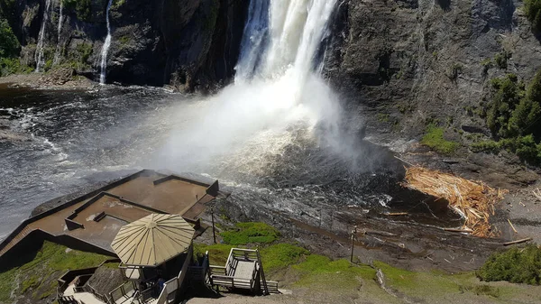 Una Vista Pájaro Construcción Una Orilla Río Que Fluye Bajo — Foto de Stock