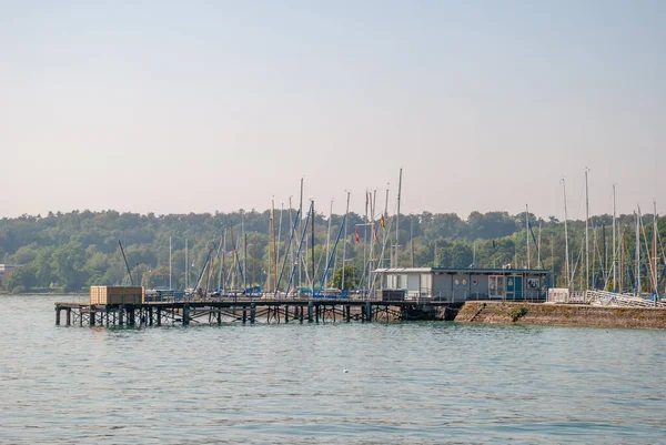 Vacker Utsikt Över Strandnära Byggnader Marina Och Brygga Solig Dag — Stockfoto