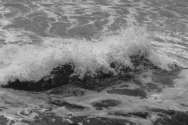 Zbliżenie Ujęcia Morskiej Fali Czerni Bieli — Zdjęcie stockowe