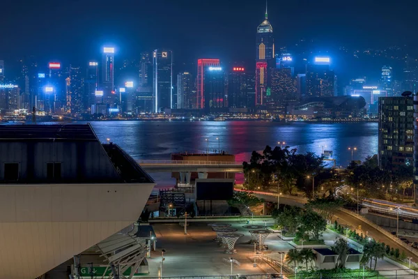 Hong Kong Daki Modern Binaların Nehrin Gece Manzarasının Panoramik Görüntüsü — Stok fotoğraf