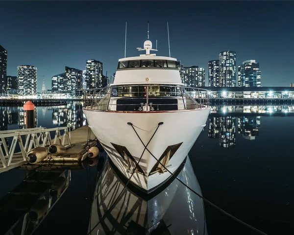 Luxurious Powerboat Docked City Marina Lights City Skyline Night — Stock Photo, Image