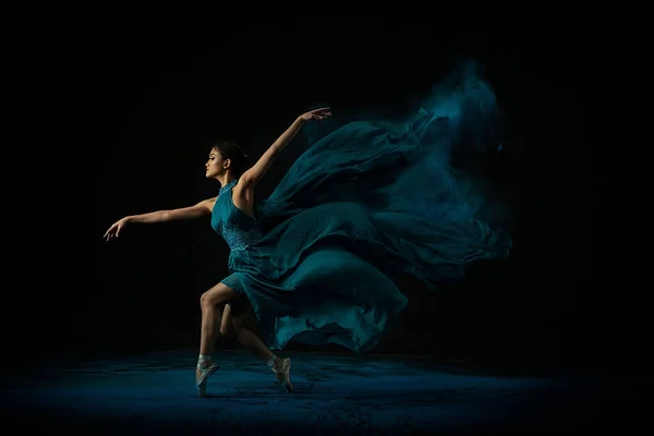 Una Emotiva Bailarina Ballet Del Sudeste Asiático Vestido Verde Con —  Fotos de Stock