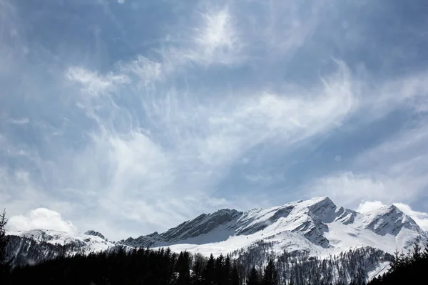 雪の山の美しい風景 — ストック写真