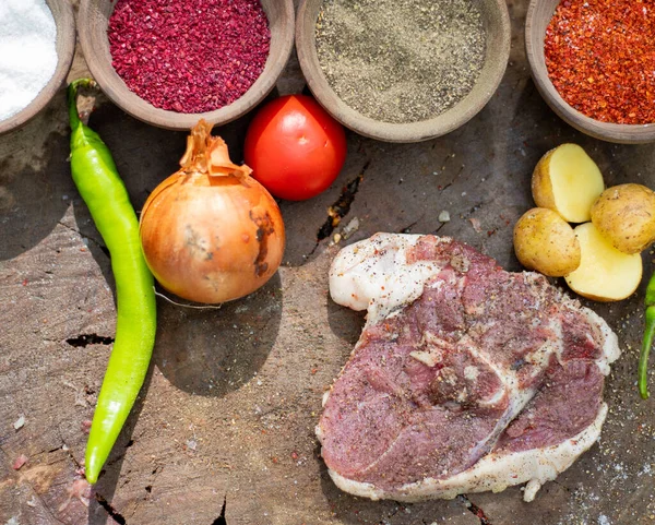 Vista Dall Alto Una Bistecca Con Verdure Condimenti Preparare Delizioso — Foto Stock